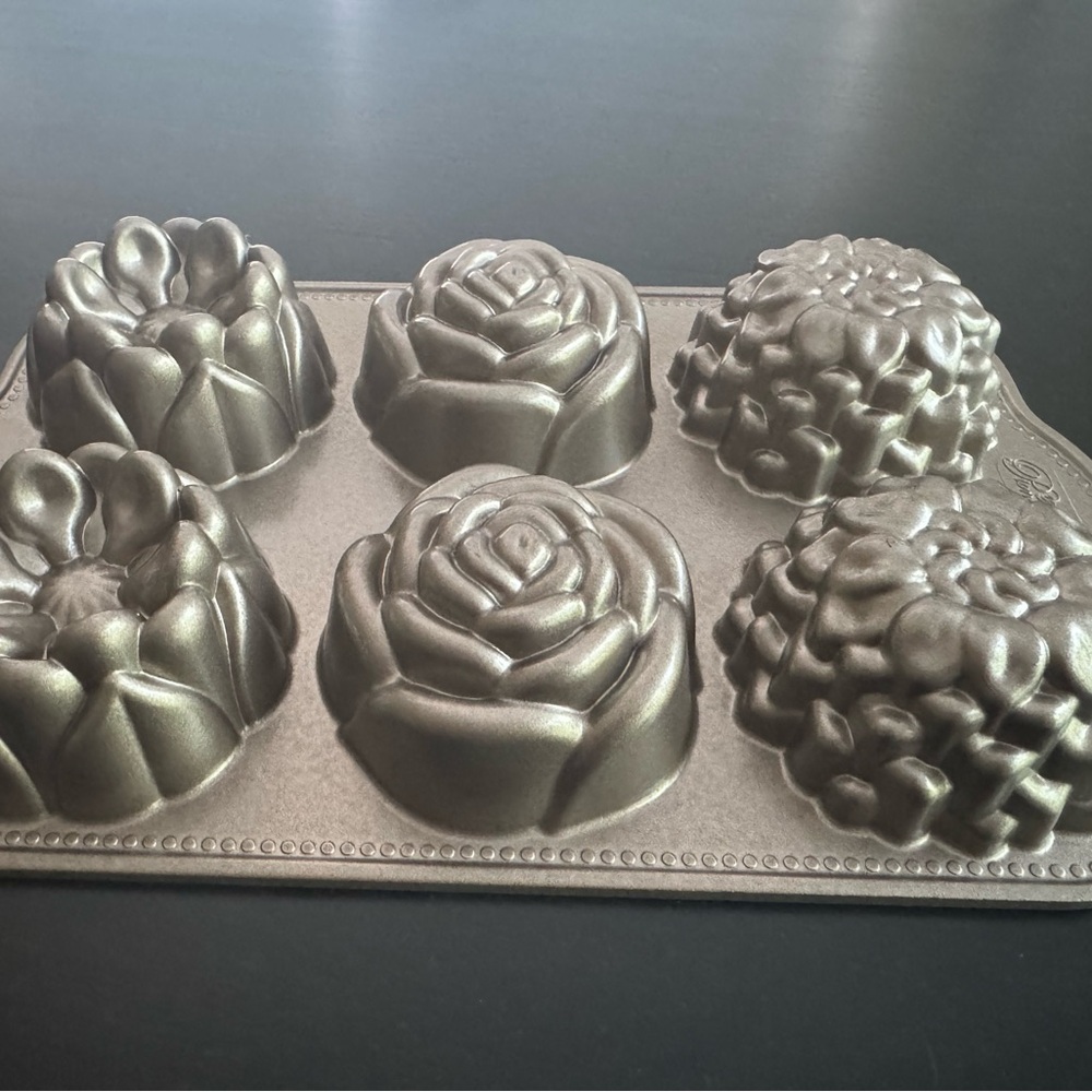 The Pioneer Woman Silver Floral Cakelet Pan